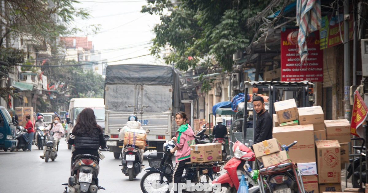 Sau thời gian im ắng, 'thủ phủ' bánh kẹo La Phù hối hả vào vụ Tết