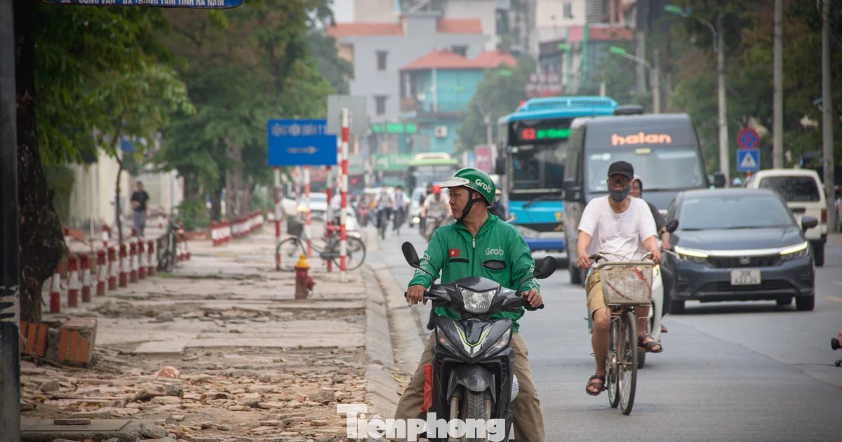 Hà Nội: Vỉa hè nát như tương, đánh đố người đi bộ