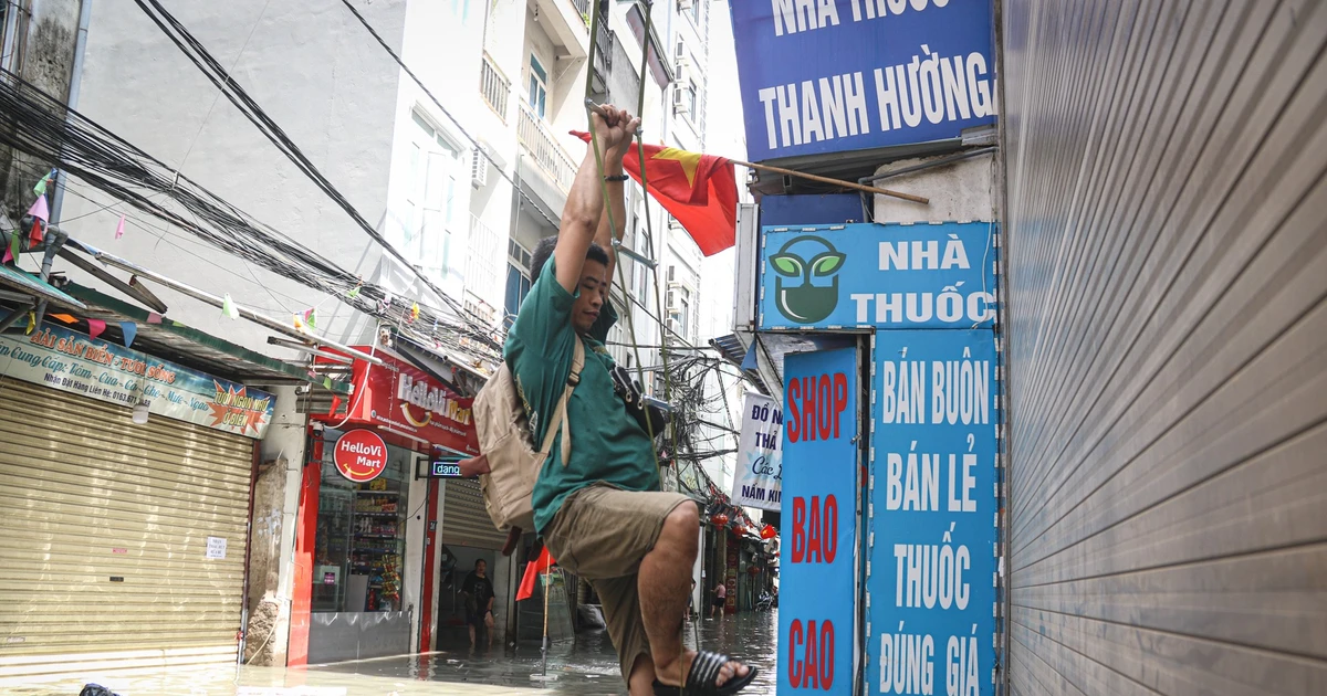 Người dân Phú Đô vật lộn với cảnh ngập lụt, mất điện, cửa cuốn hỏng