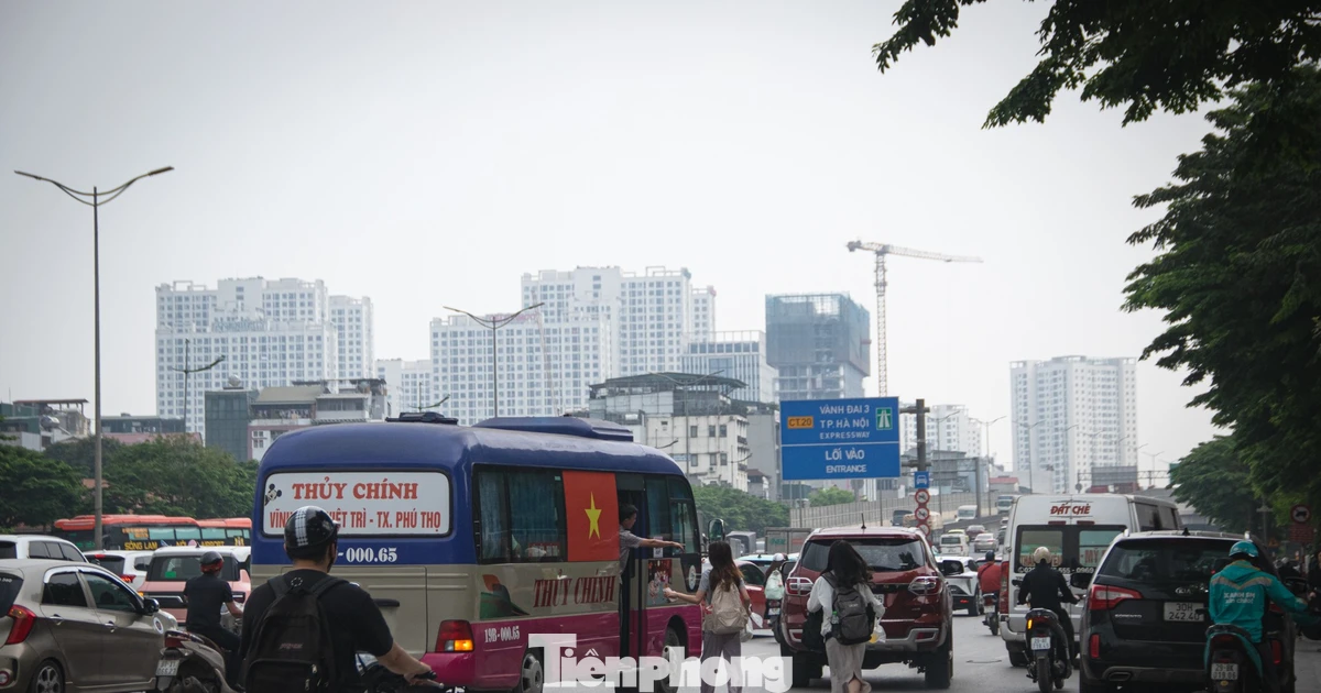 Hà Nội: Nhiều xe khách ngang nhiên bắt khách dọc đường