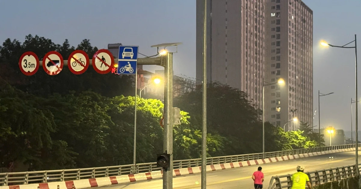 Xe đạp vượt đèn đỏ, leo cầu vượt bất chấp nguy hiểm tại Hà Nội