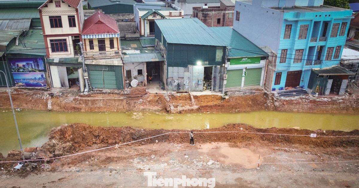 Bẫy hố sâu ngổn ngang ven nhà dân khi thi công mở rộng Quốc lộ 6