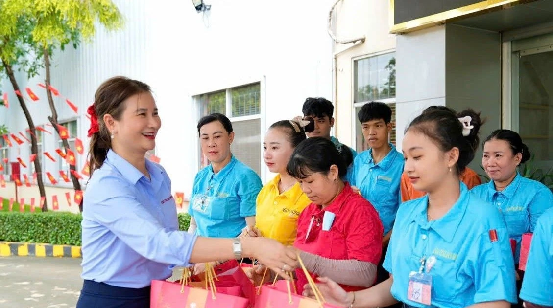 Từ công nhân xưởng gỗ đến nữ Chủ tịch công đoàn tạo 'hạnh phúc nơi làm việc'