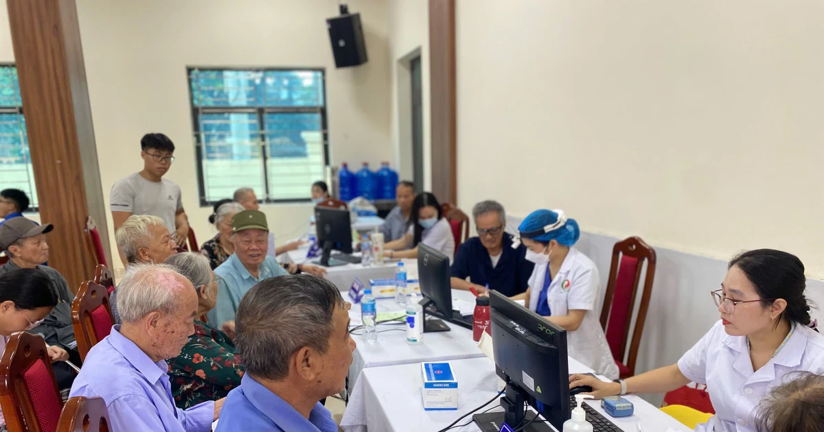 Ngày đầu người dân Hà Nội đi khám sức khỏe miễn phí