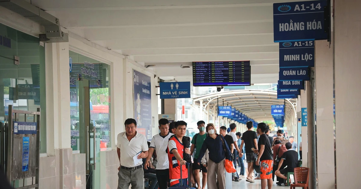 Hối hả rời Thủ đô, bến xe Hà Nội 'tăng nhiệt' trước kỳ nghỉ Giỗ Tổ