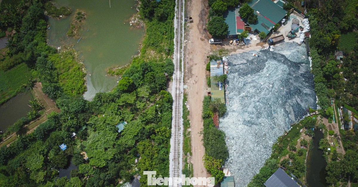 Hà Nội: Thủy tinh chất cao như núi trên đất nông nghiệp phường Phú Diễn