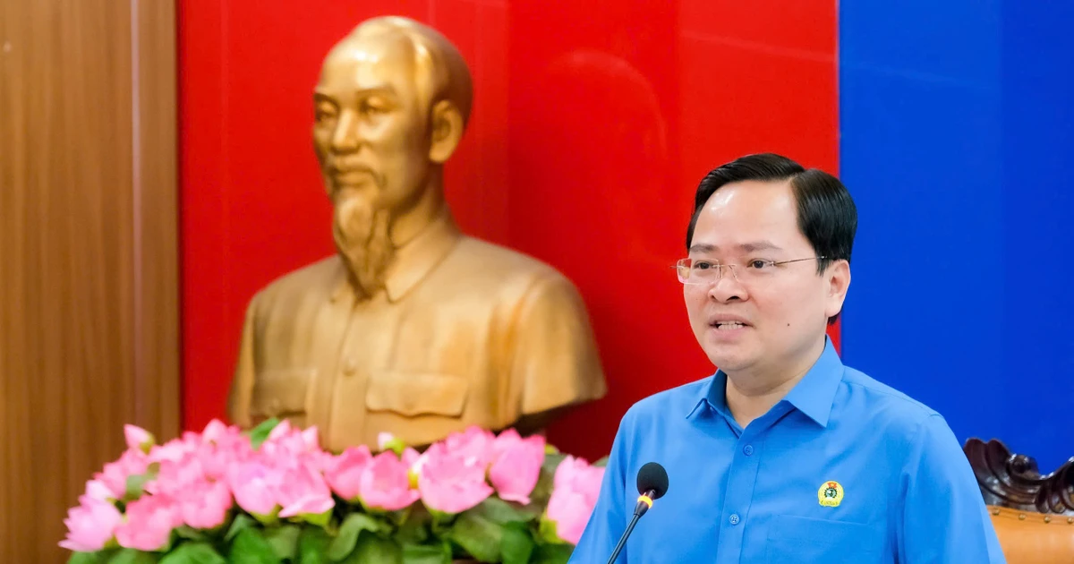 Nâng cao nhận thức chính trị và pháp luật cho giai cấp công nhân