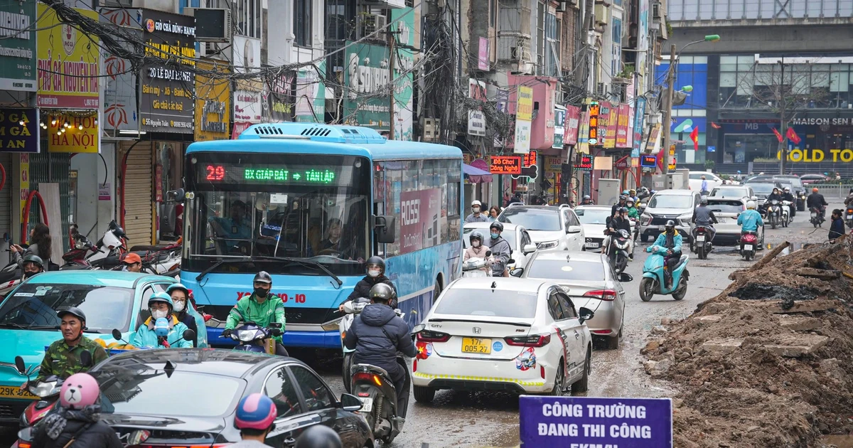 Sống chung với 'nắng bụi, mưa lầy' trên đường Nguyễn Tuân