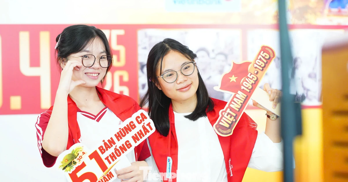 Giới trẻ check-in, tham quan triển lãm 51 năm - Bản hùng ca thống nhất