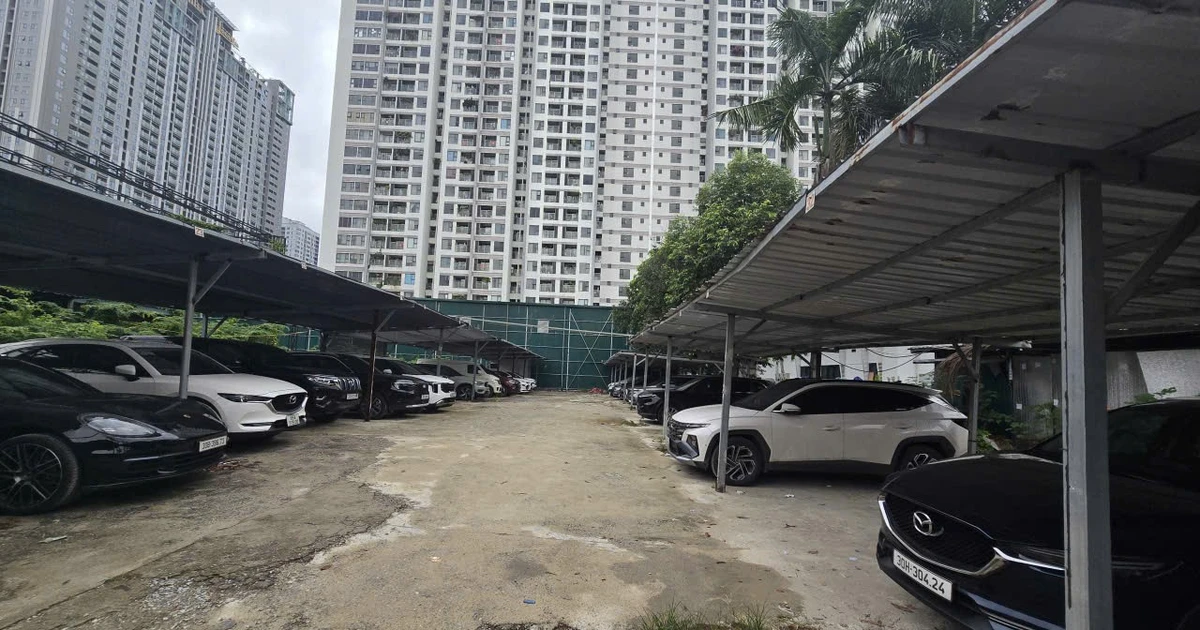 Khu 'đất vàng' biến tướng thành bãi gửi xe và chợ cóc