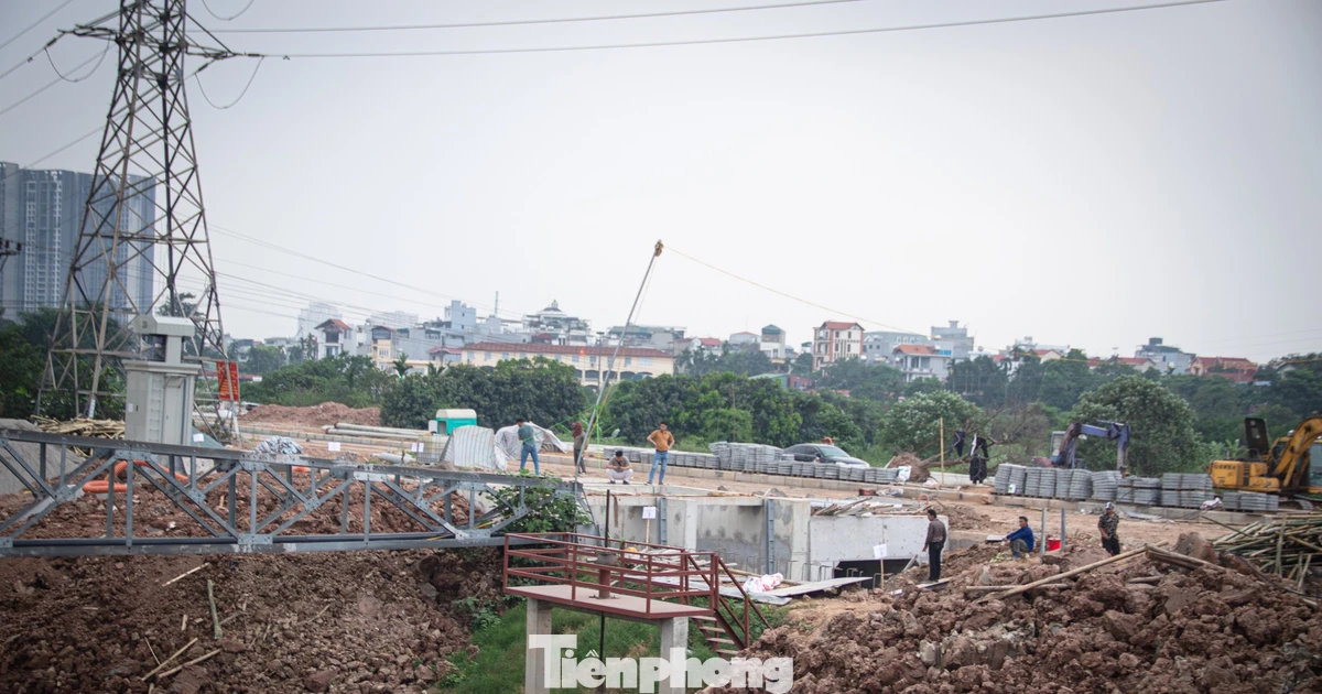 Hà Nội gấp rút lắp đặt bơm dã chiến chống ngập Đại lộ Thăng Long