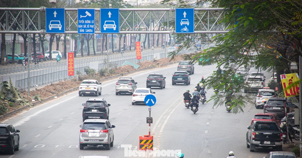 Hà Nội: Tháo dỡ hàng rào sắt phân làn và giải phân cách trên đường Võ Chí Công