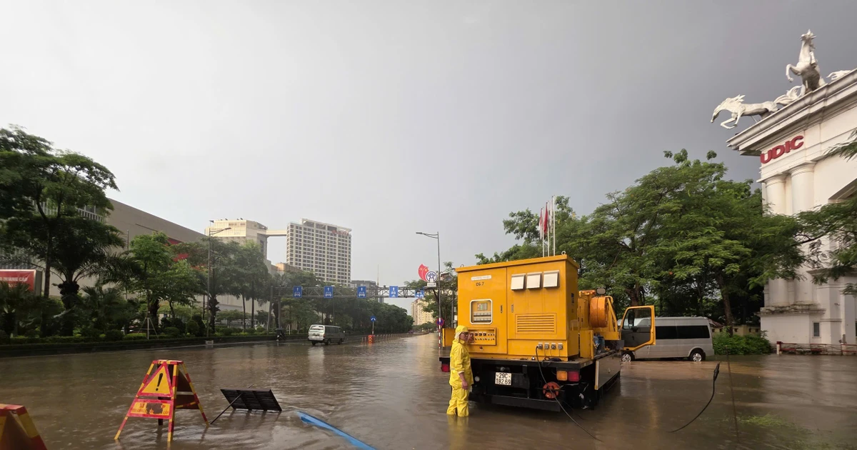 Hà Nội: Hơn 10 điểm bị 'dềnh nước' sau mưa lớn