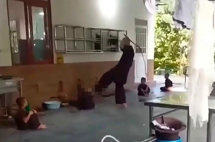 Phẫn nộ cảnh người đàn ông đánh đập cháu bé dã man ở chùa Bầu, Phú Thọ