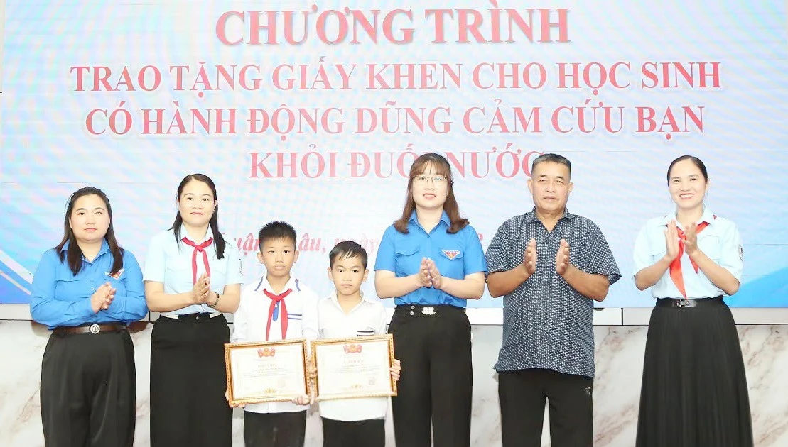 Đội viên mưu trí cứu em nhỏ khỏi đuối nước ở Sơn La được tuyên dương