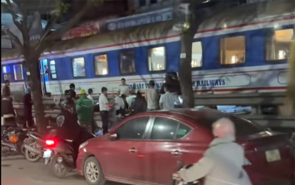 Hà Nội: Tài xế xe máy văng xa hàng chục mét, tử vong sau va chạm với tàu hỏa