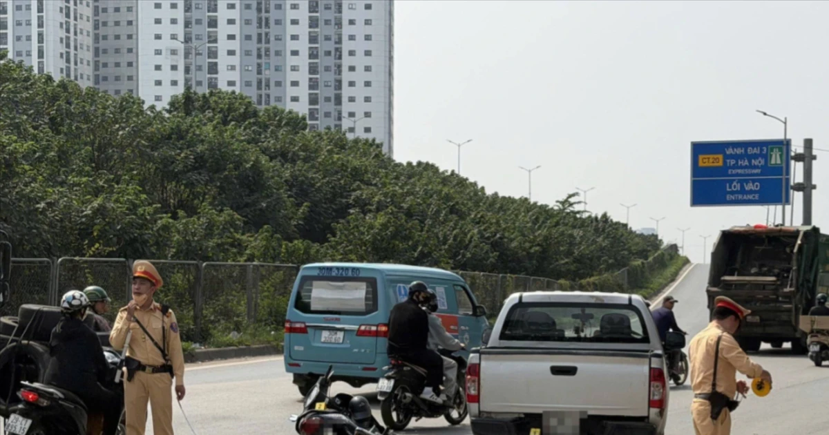 Hà Nội: Tạm giữ hình sự tài xế xe bán tải chèn ngã 3 người đi xe máy