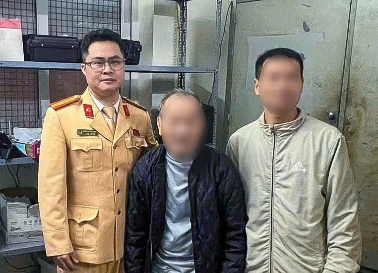 CSGT Hà Nội dùng máy quét nhận diện khuôn mặt, hỗ trợ cụ ông đi lạc về với gia đình