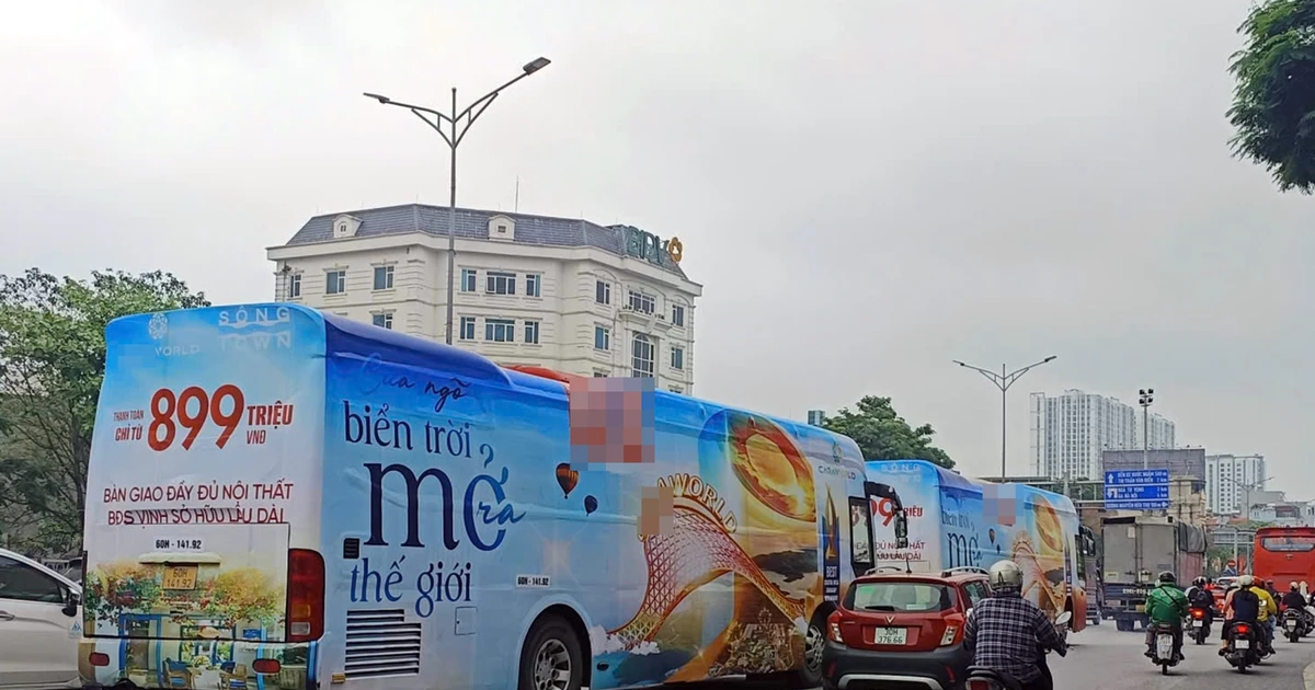 2 xe ô tô khách cỡ lớn dán kín quảng cáo chạy trên đường phố Hà Nội