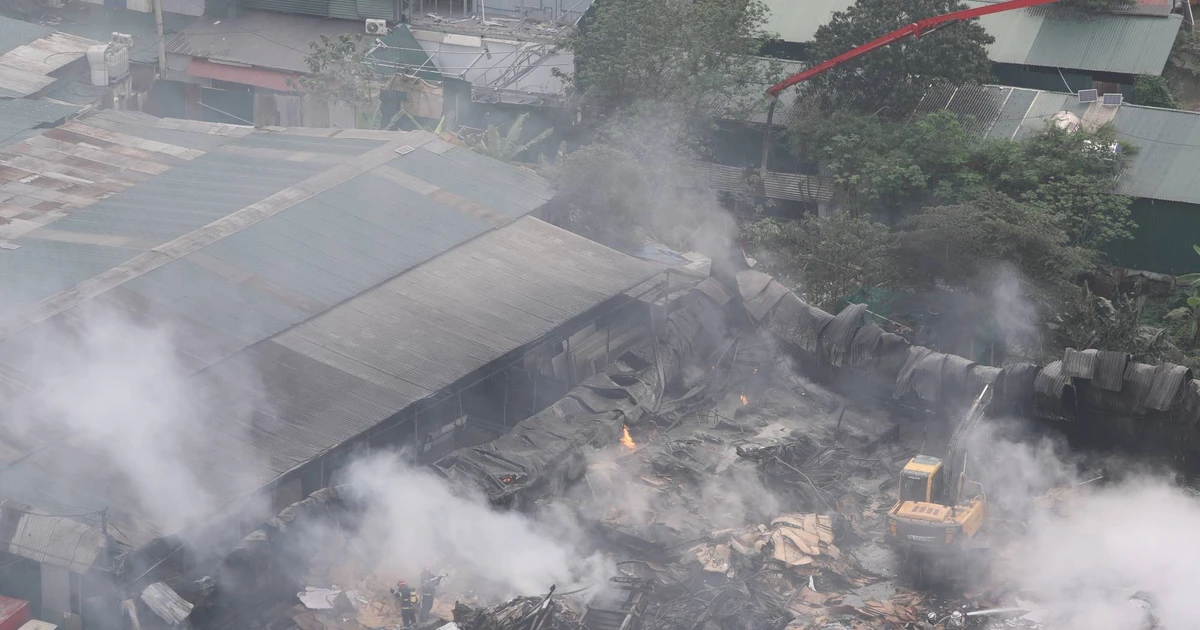 100 cảnh sát cùng 2 robot xuyên đêm chữa cháy xưởng gỗ ở Hà Nội