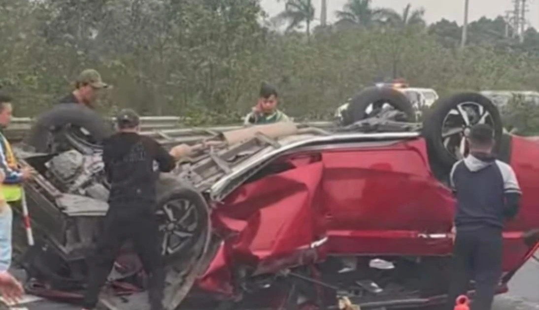 Ô tô con lật úp, biến dạng sau va chạm với xe đầu kéo trên cao tốc