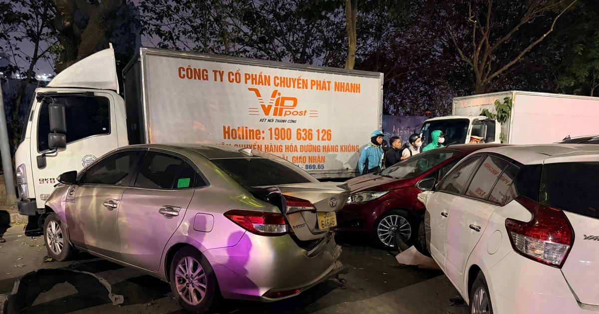 Hà Nội: Ô tô con gây tai nạn liên hoàn, nhiều người cấp cứu