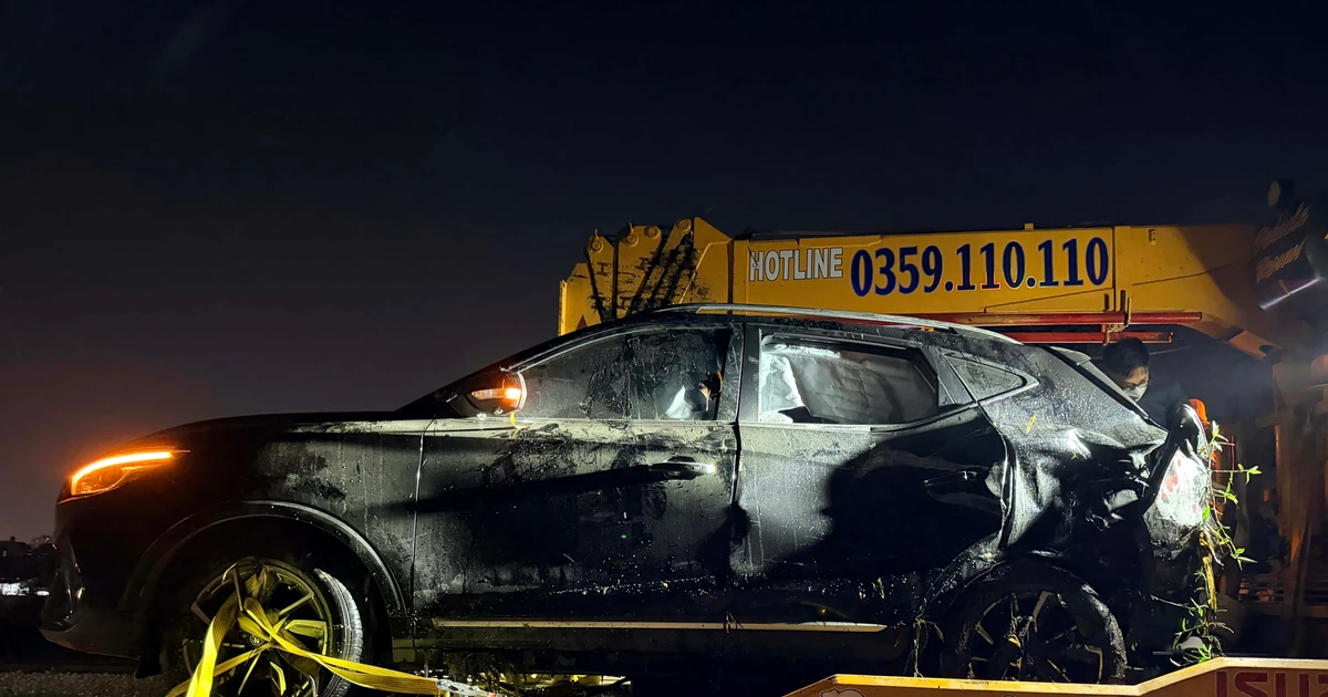 Hà Nội: Tàu hỏa đâm ô tô văng xuống mương