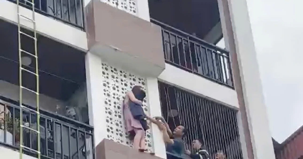 Hà Nội: Cảnh sát giải cứu cô gái trèo ra ngoài tầng cao ngôi nhà