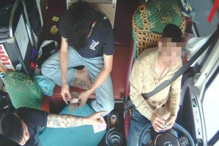 Tài xế và phụ xe đánh bạc khi đang di chuyển trên cao tốc