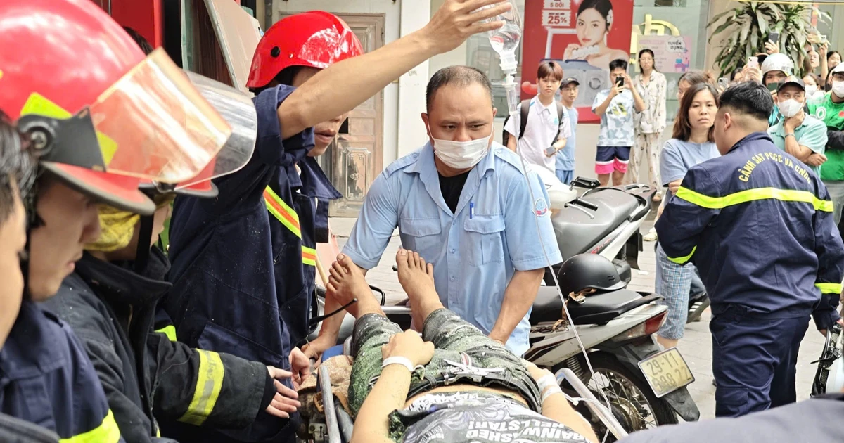 Giải cứu nam thanh niên mắc kẹt trong thang máy chở hàng