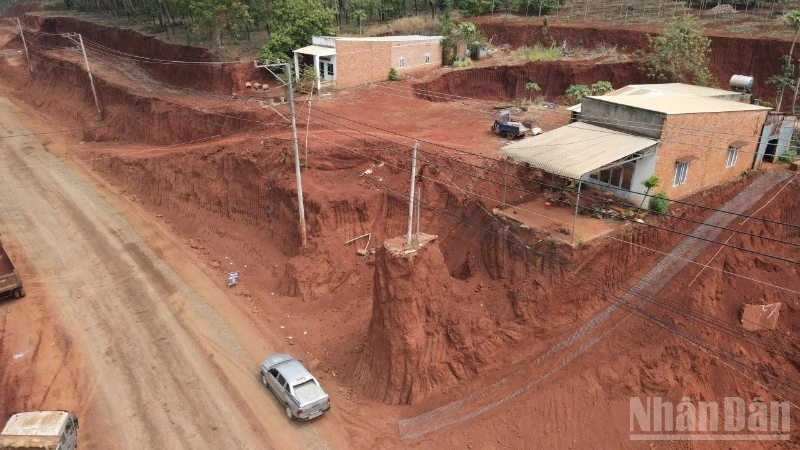 Làm rõ vụ hạ cốt đường gây nguy hiểm cho 8 nhà dân ở Đồng Nai