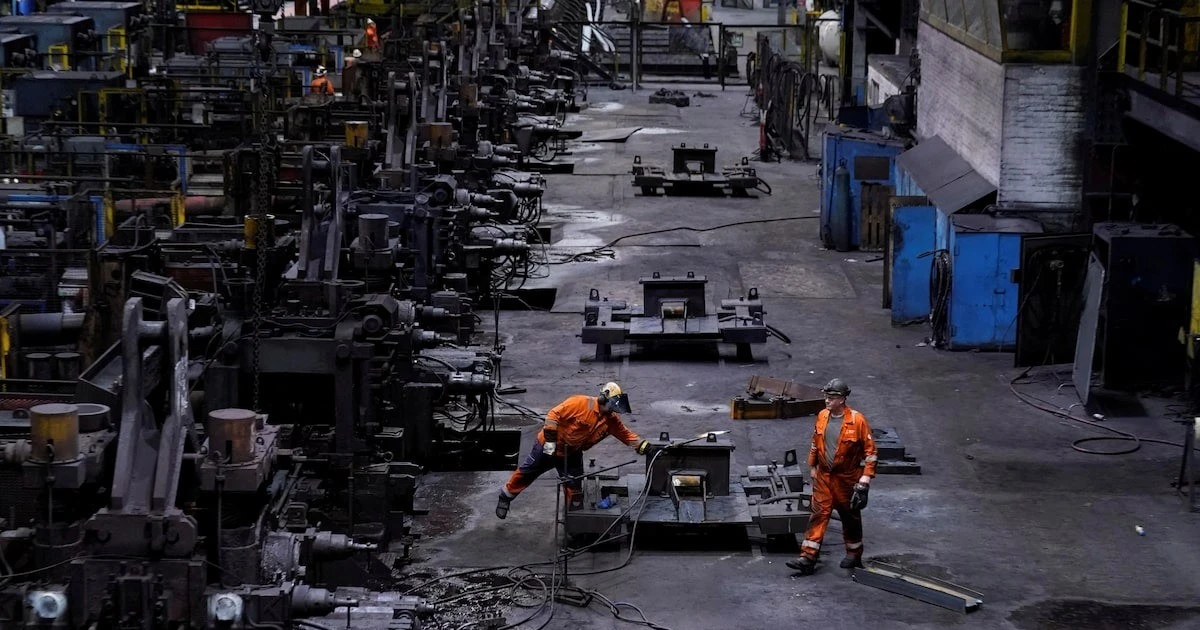 Giá dầu thế giới tăng mạnh, vàng rơi mốc 5.000 USD/ounce