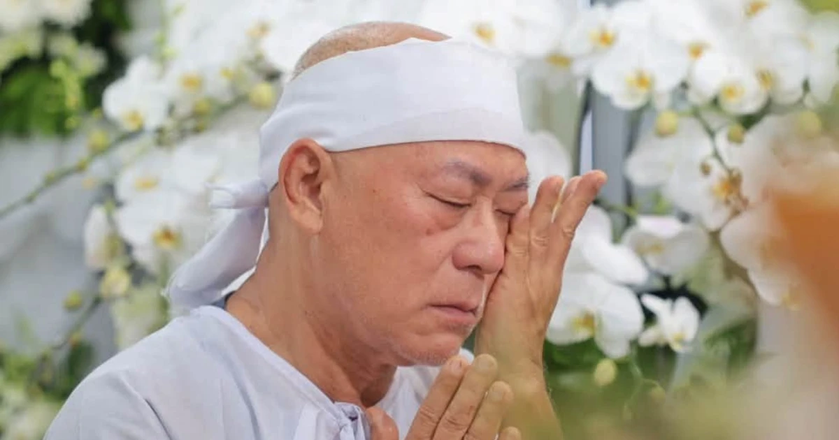 NSND Tạ Minh Tâm và hai con khóc đưa tiễn nghệ sĩ Bạch Vân