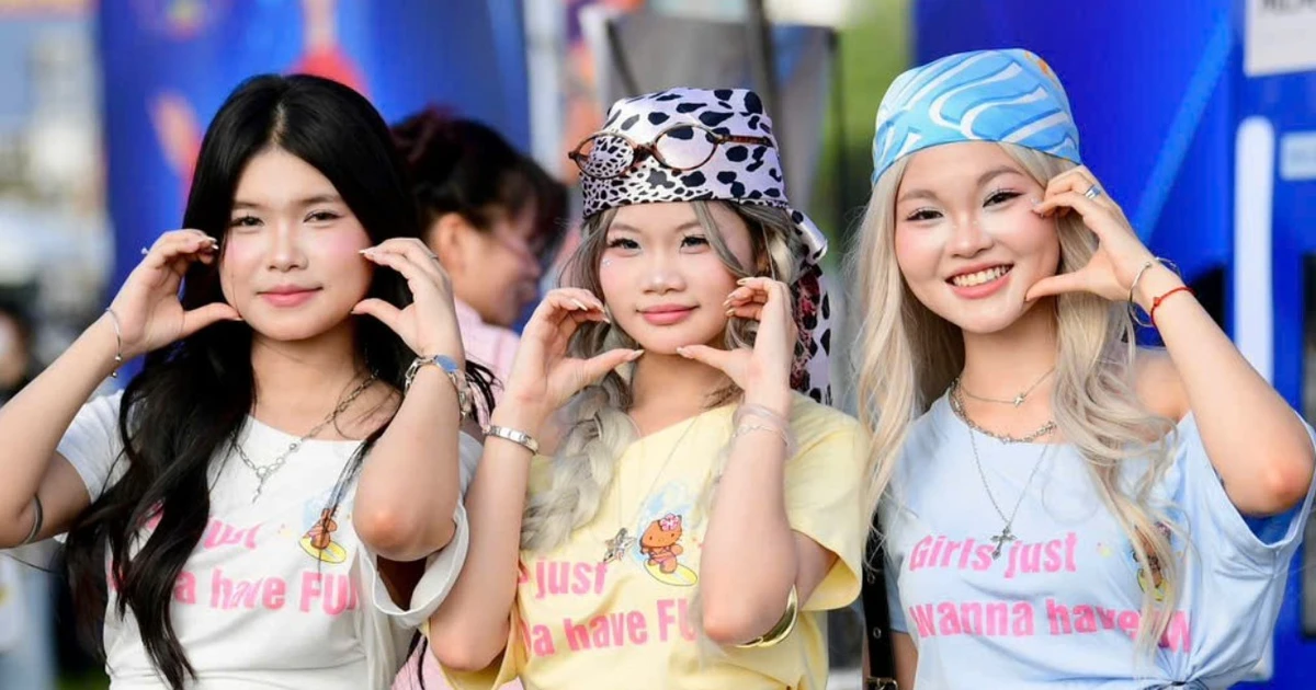 Hàng nghìn fan nữ biến concert Thanh xuân thành sàn diễn thời trang
