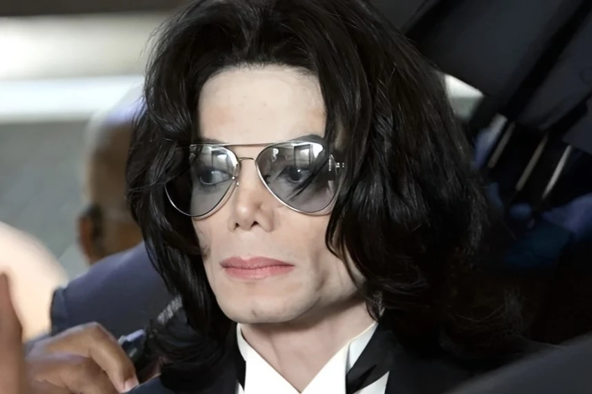 Bỏ quên quá khứ trần trụi, đen tối của Michael Jackson
