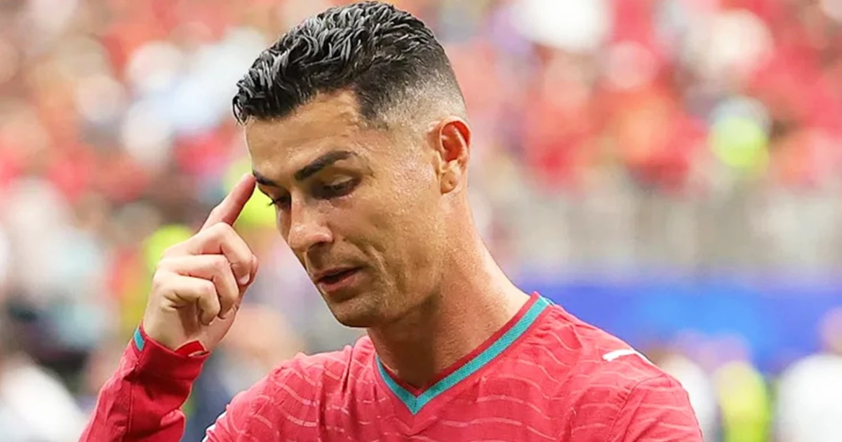 Ronaldo bị chế giễu khắp mạng xã hội