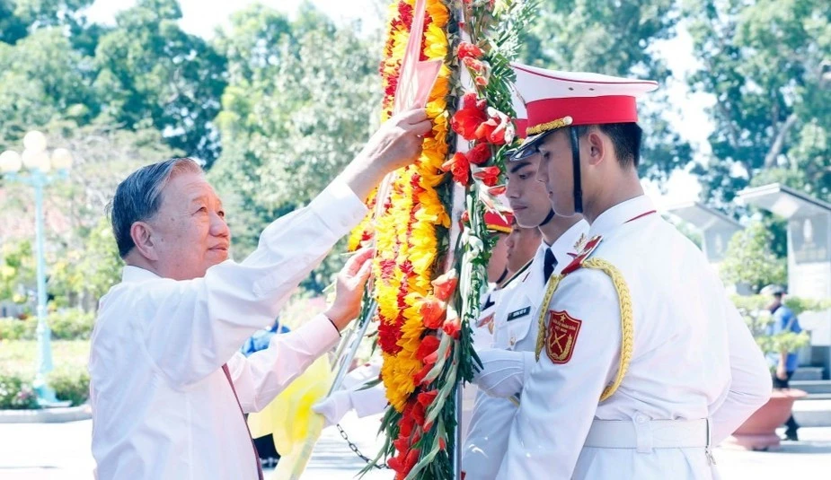 Tổng Bí thư Tô Lâm dâng hoa, dâng hương tại Nghĩa trang Liệt sỹ Trà Võ