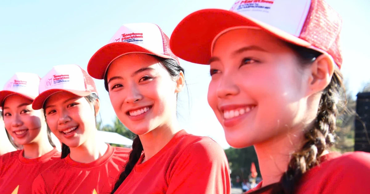 Xúc động khoảnh khắc hàng nghìn người tôn vinh lá cờ Tổ quốc rộng 2.166 m2