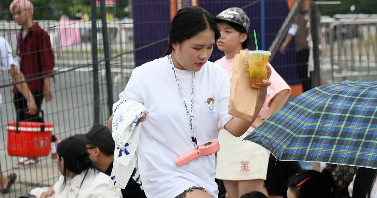 Khán giả xếp hàng, đội nắng check-in concert Thanh xuân dù chưa mở cổng