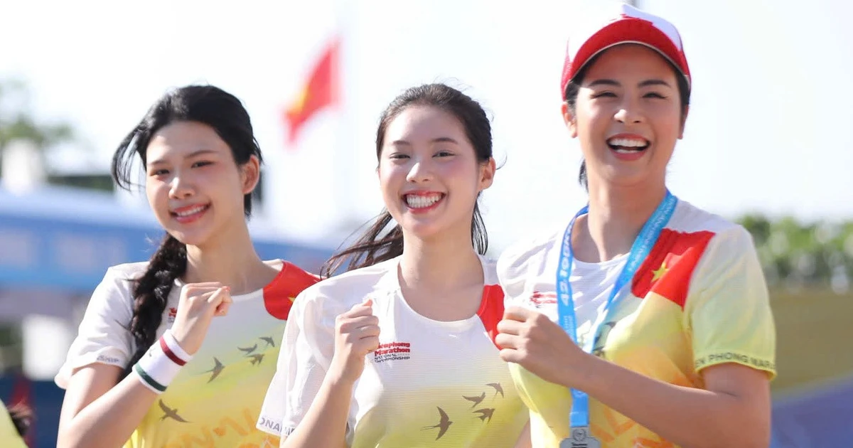 Hoa hậu, á hậu và người đẹp đón bình minh giữa phố biển Nha Trang