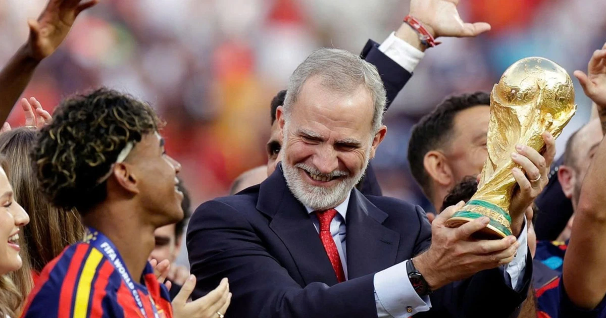 Vua và Hoàng hậu Tây Ban Nha tràn xuống sân nâng cúp vô địch World Cup