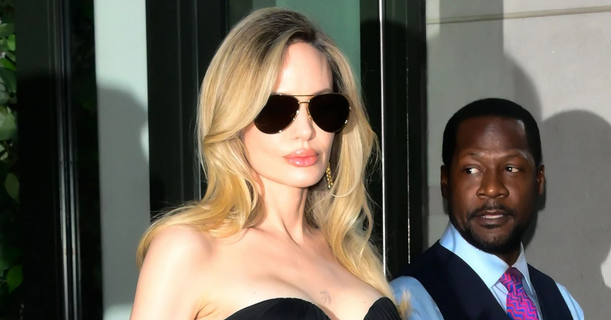 Thái độ của Angelina Jolie khi các con đồng loạt bỏ họ Brad Pitt