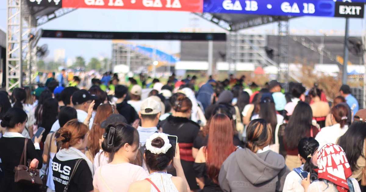 Biển người đổ về Vạn Phúc