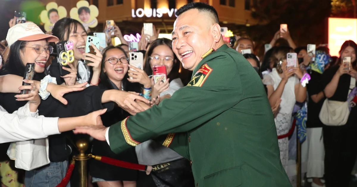 Khán giả TPHCM bao vây NSND Tự Long