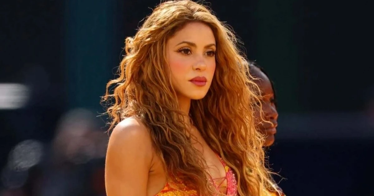 Shakira áp sát kỷ lục