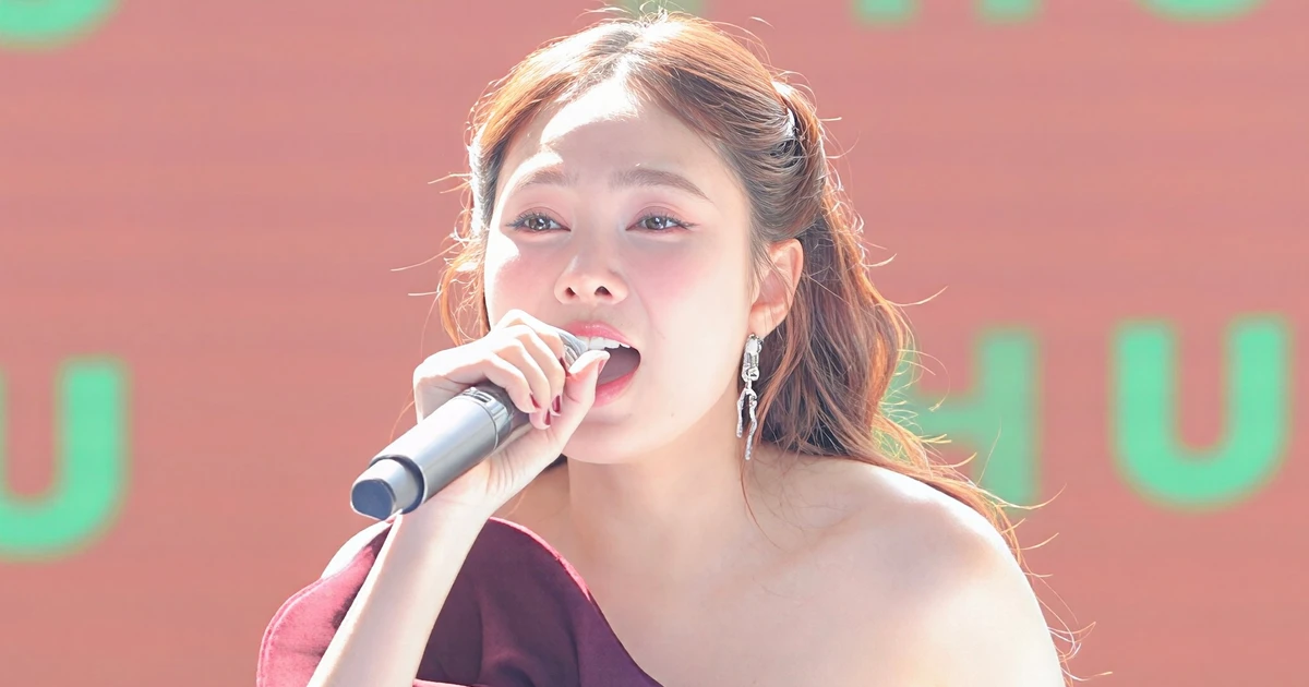 Ca sĩ Lưu Hiền Trinh: 'Tôi tự hào khi hát tại Lễ thượng cờ và đêm concert 15.000 vận động viên, khán giả'