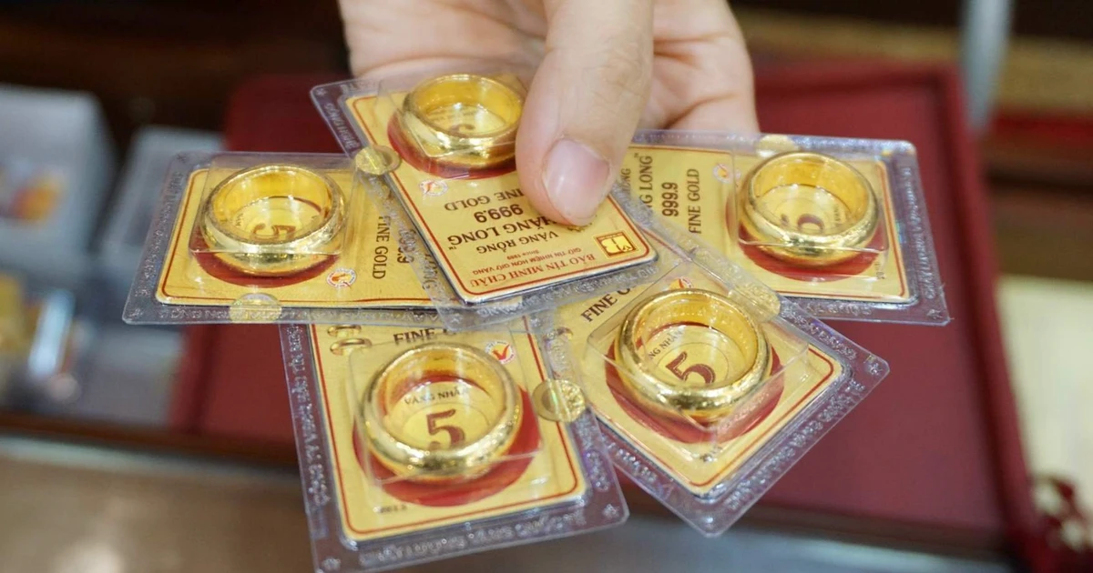 Dòng người chen mua vàng ngày Vía Thần Tài, đến giờ lãi được bao nhiêu?