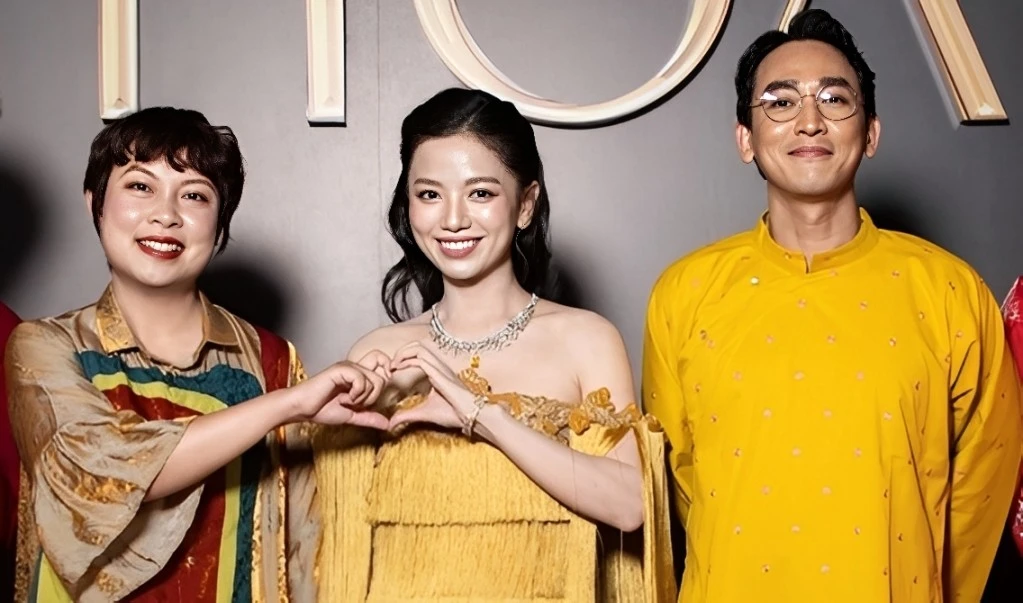 Dàn sao 'Mưa đỏ' và hàng trăm nghệ sĩ đổ bộ thảm đỏ