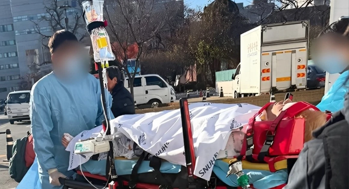 Tình trạng nam ca sĩ rơi từ sân thượng tầng 3 xuống đất