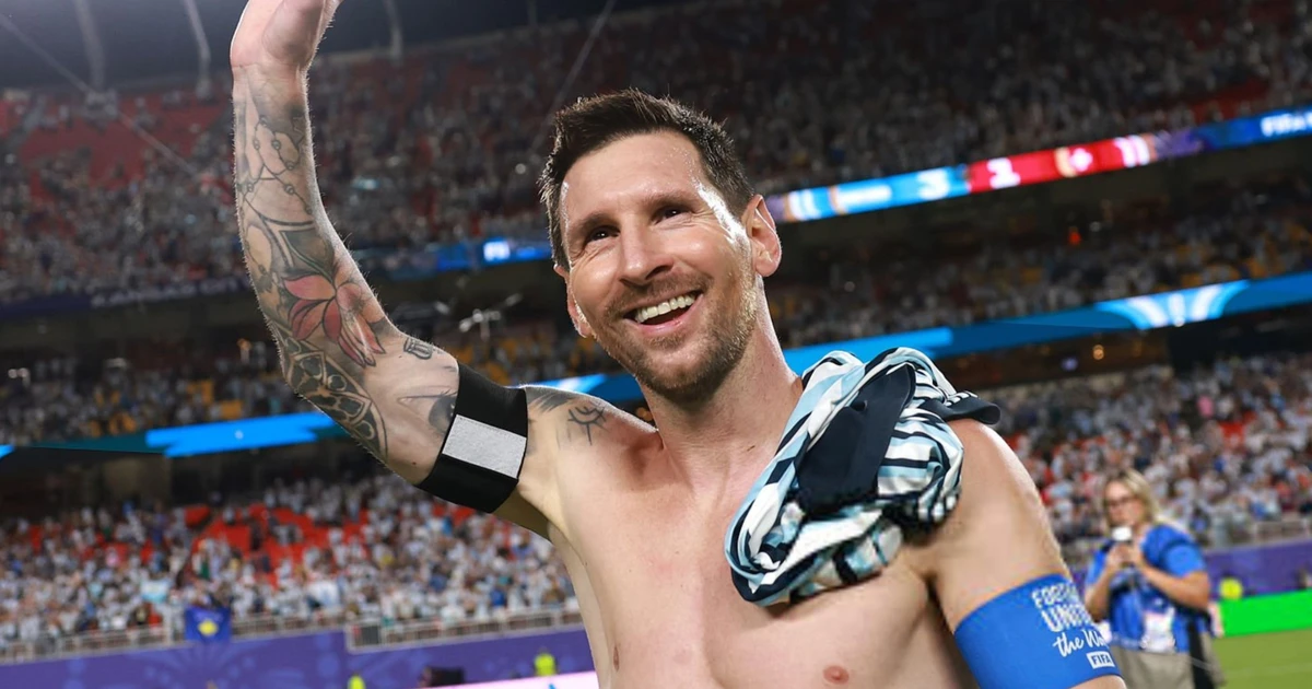 Loạt ảnh Messi phát cuồng, cởi phăng áo và nhảy múa